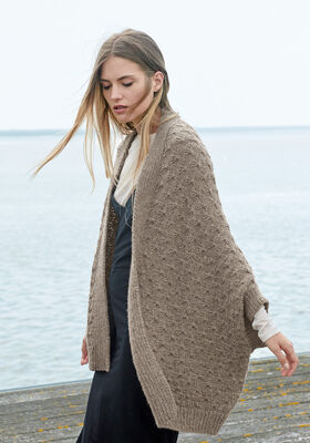CAPE-JACKA I FJÄRILSMÖNSTER Alta Moda Alpaca - Stickmönster (SE) från Lana Grossa
