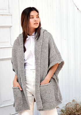 GLATTSTICKAD HUVPONCHO MED KANTER MED LYFTA MASKOR Lala Berlin Lovely Cotton - Stickmönster (SE) från Lana Grossa