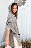 Lana Grossa GLATTSTICKAD HUVPONCHO MED KANTER MED LYFTA MASKOR Lala Berlin Lovely Cotton - Stickmönster (SE)