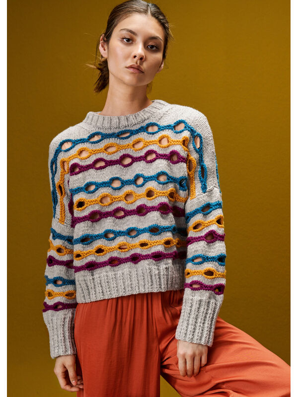 Lana Grossa PULLOVER MED RIBBOR P TVÄREN OCH HÅLMÖNSTER Alta Moda Cashmere 16 - Stickmönster (SE)