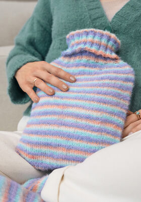 ÖVERDRAG TILL VÄRMEFLASKA Cosy Socks Multi Stripes från Lana Grossa