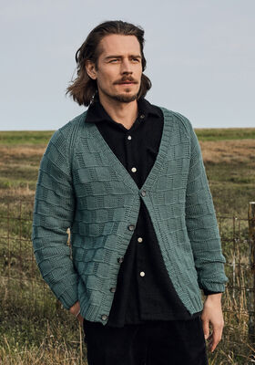 RAGLANCARDIGAN (MAN) Cool Wool Big - Stickmönster (DK) från Lana Grossa