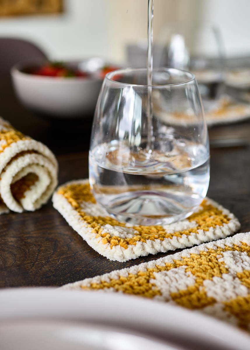 FYRA GLASUNDERLÄGG I RUTMÖNSTER The Look Fine från Lana Grossa