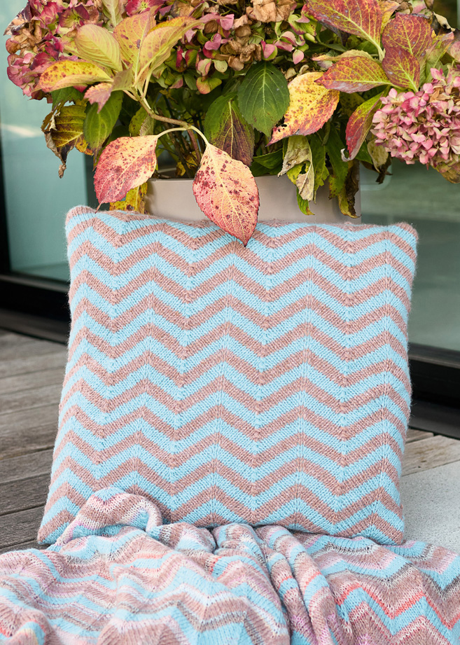 KUDDFODRAL I SICKSACKMÖNSTER Brigitte No. 2 från Lana Grossa