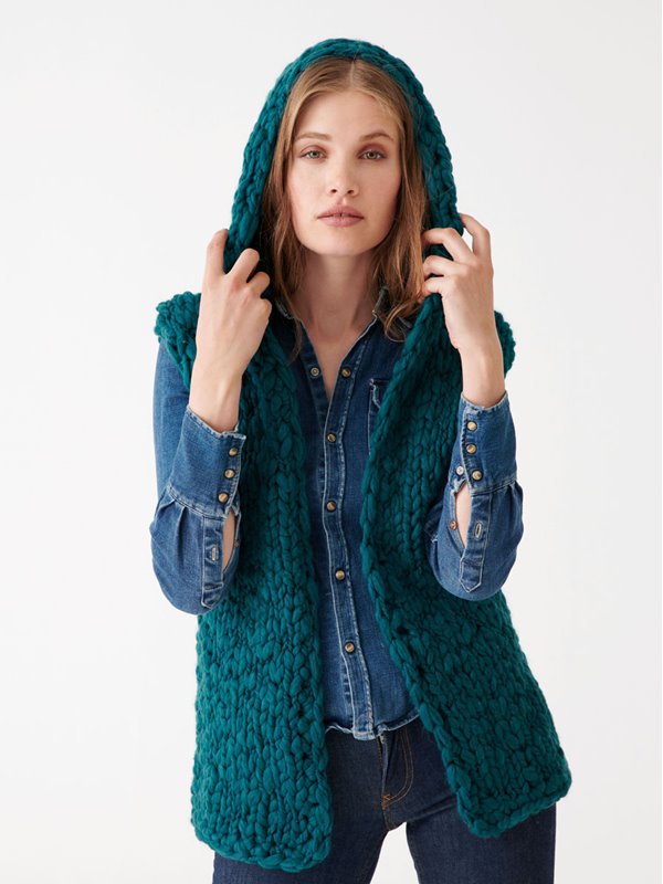 Lana Grossa SLÄTSTICKAD VÄST MED LUVA - Stickbeskrivning (SE)